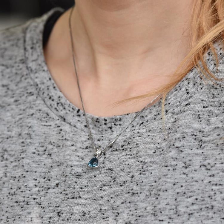 Strieborný náhrdelník 27940