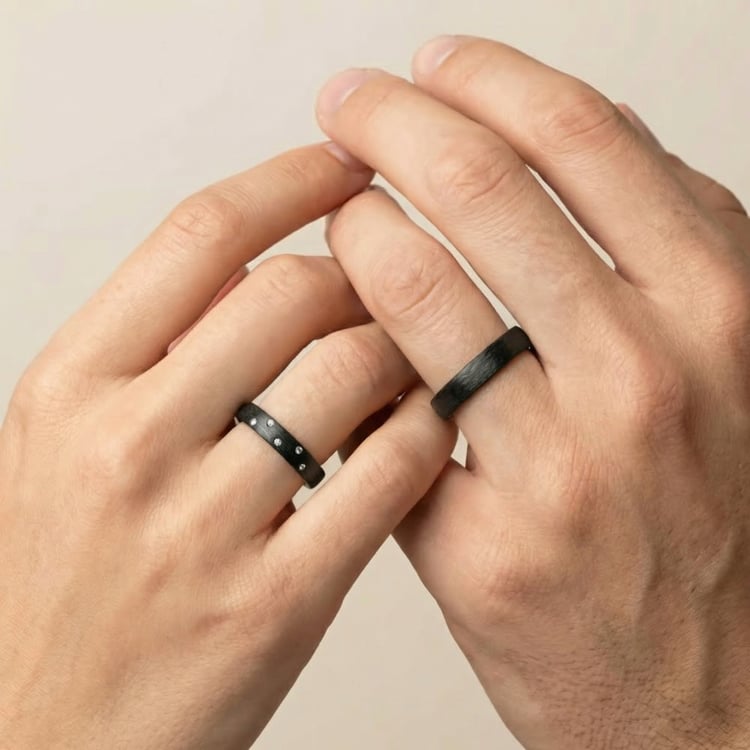 Ploché karbónové svadobné obrúčky s diamantom Lola 166624