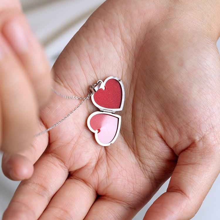 Srdiečkový medailón zo striebra s diamantom 129373