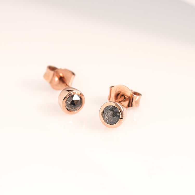 Jemné bezel náušnice so salt and pepper diamantmi Tofine 122393