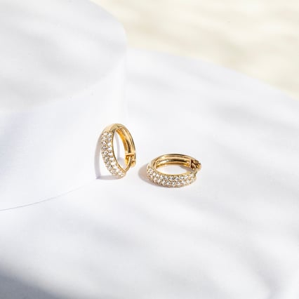 Strieborné pavé kruhové náušnice s bielymi topazmi Shaviv