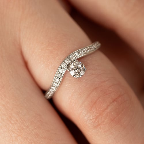 Atypický zásnubný prsteň s diamantmi Clea