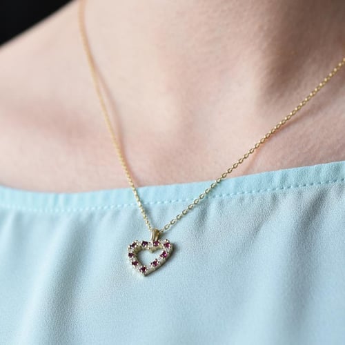 Zlaté srdiečko plné diamantov a rubínov v prívesku Minka