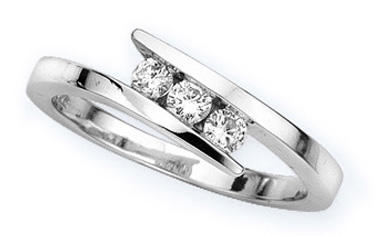 zásnubný prsteň z bieleho zlata s diamantmi