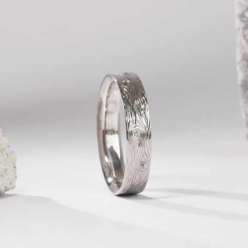 Svadobné obrúčky s ručnou rytinou motívu dreva a diamantmi Wood