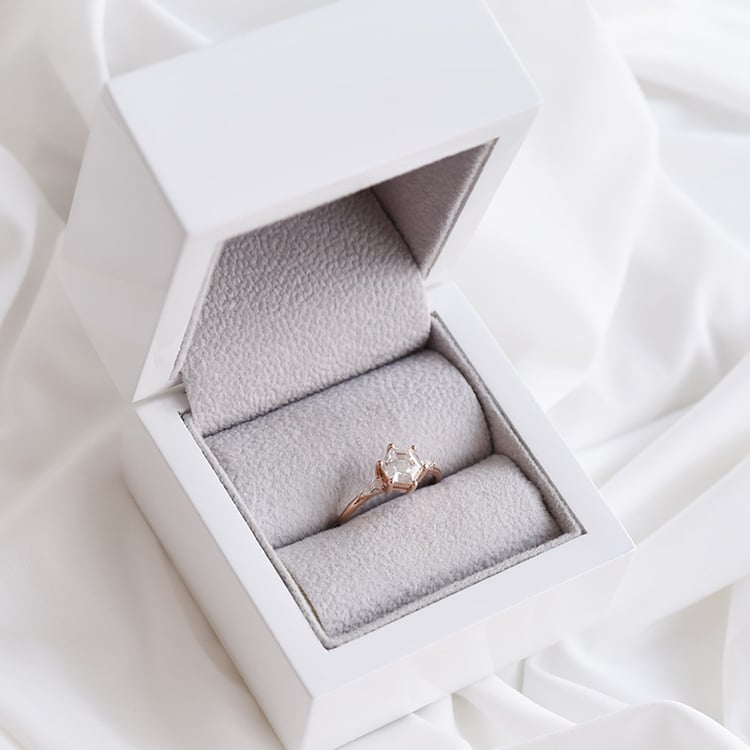 Prsteň s hexagon moissanitom a iamantmi 90255