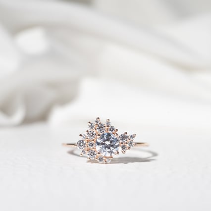 Atypický zásnubný cluster prsteň s lab-grown diamantmi Sunan