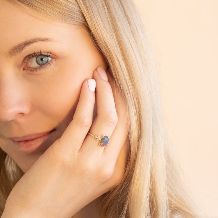 Zlatý zásnubný prsteň s opálom a diamantmi Lacie 101124