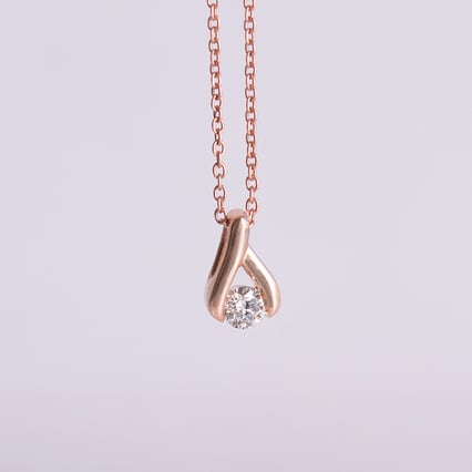 Minimalistický prívesok s diamantom Tressa