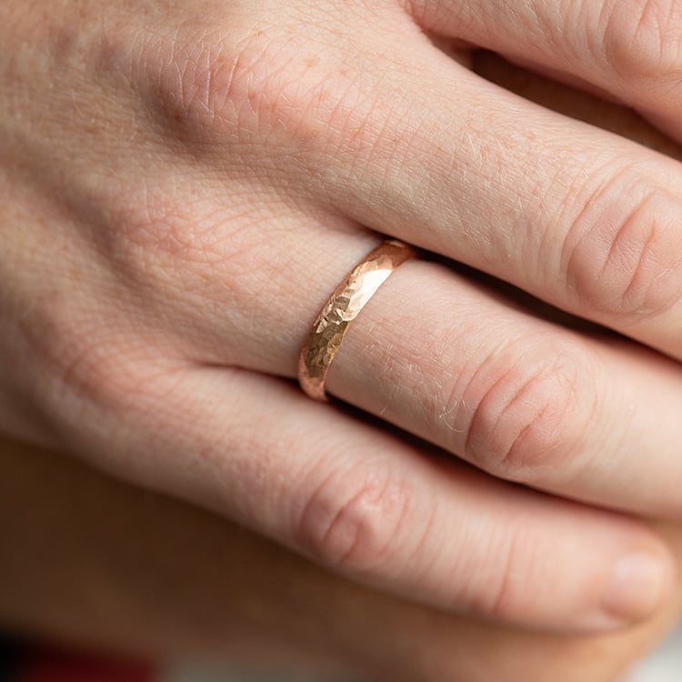 Matný tepaný pánsky prsteň z ružového zlata Zura 144127