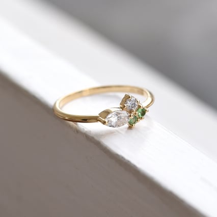 Jemný prsteň s moissanitmi a tsavorit granátmi Lore