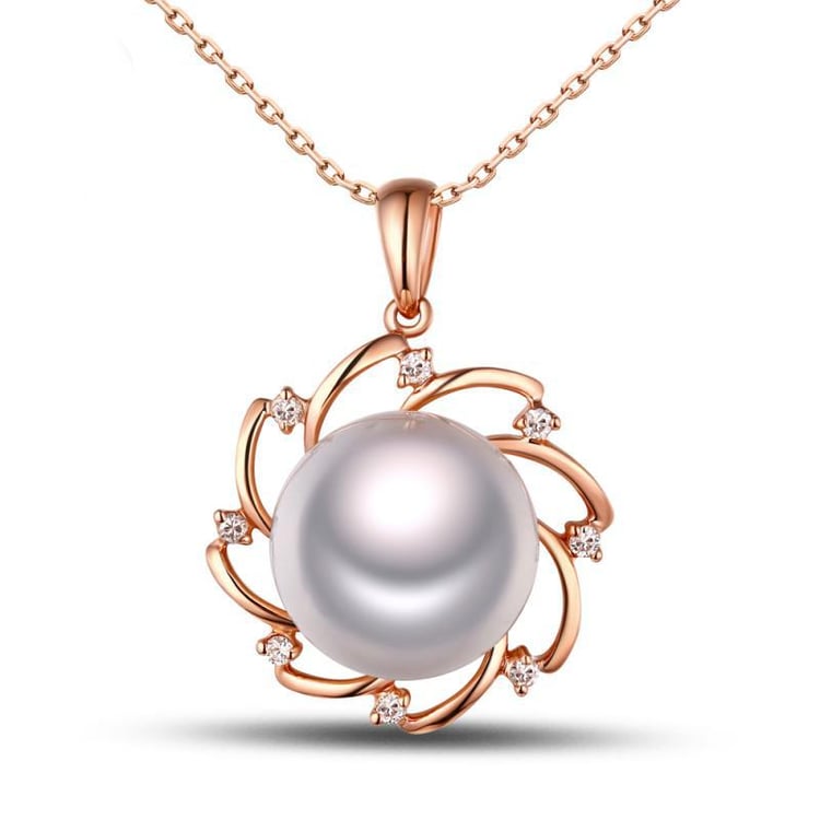 Biela perla v zlatom náhrdelníku zdobenom diamantmi Nova