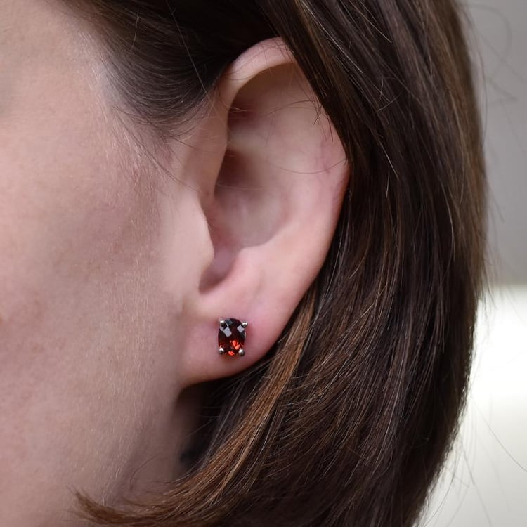 Strieborné náušnice s oválnymi granátmi 26126