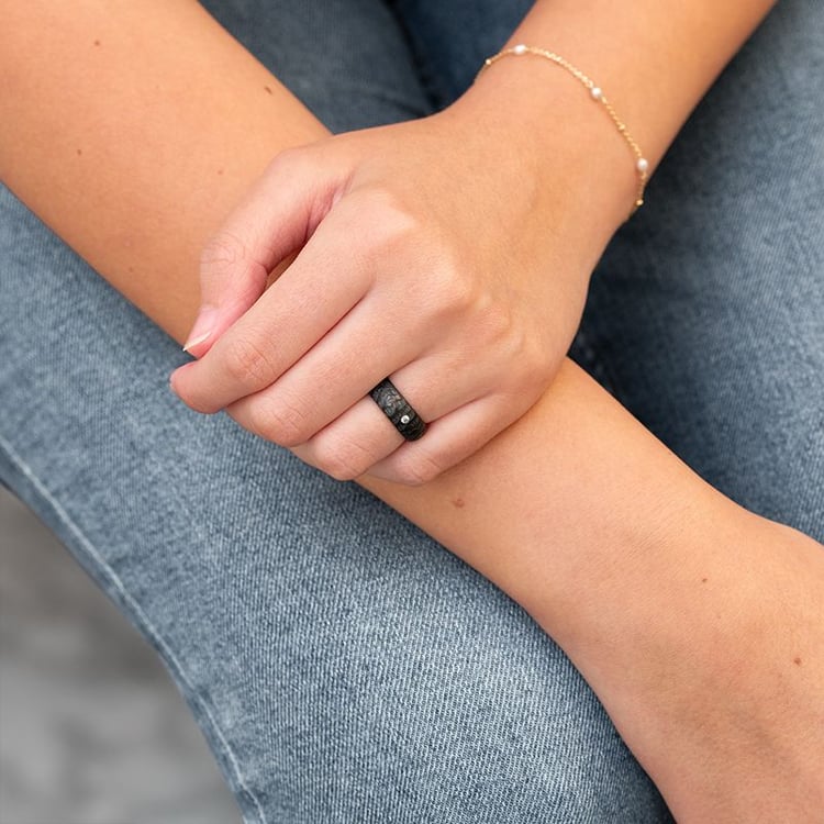 Karbónový prsteň s atypickým povrchom a zirkónom Mingus 165616