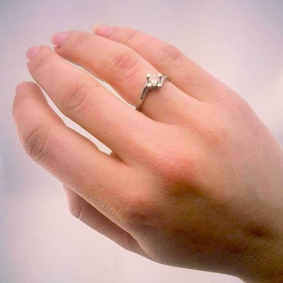 Zásnubný prsteň s diamantom 