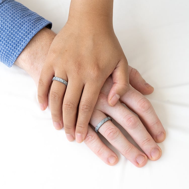 Mierne zaoblený snubný prsteň z karbónu a zlata s diamantom Otis 143104