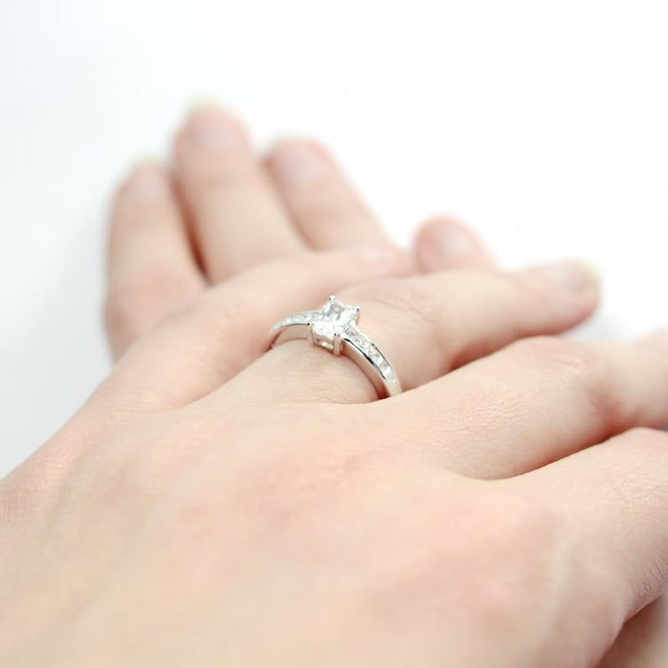 Zlatý diamantový prsteň na ruke Cynara 4993