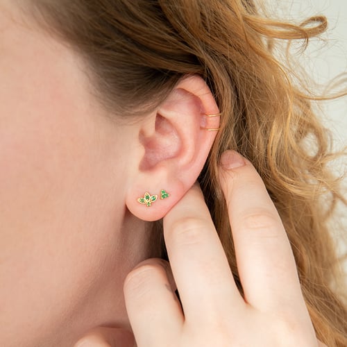 Zlatá piercing náušnica so smaragdmi Ciera