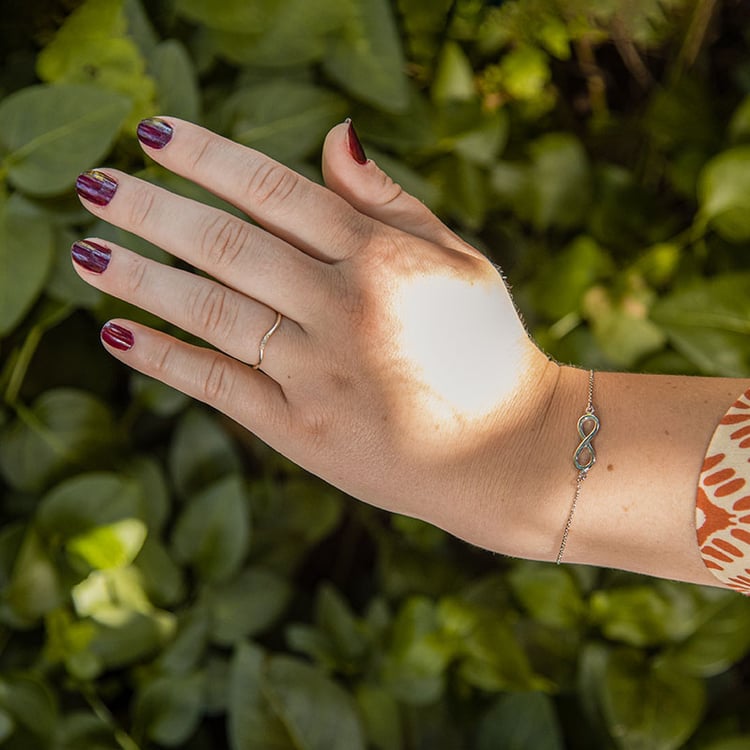 Strieborný fashion náramok Infinity 108093