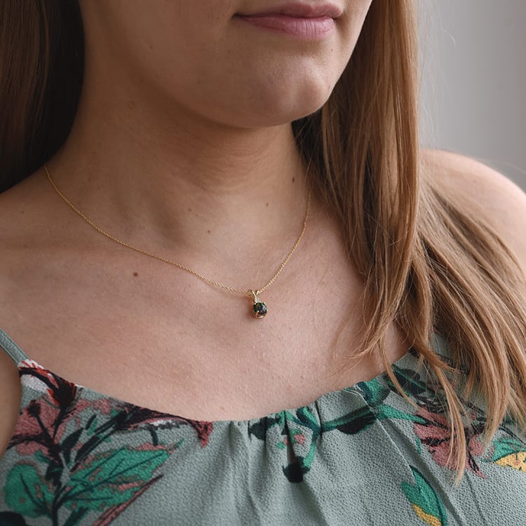 Prívesok s čiernym round opál a diamantom 67138