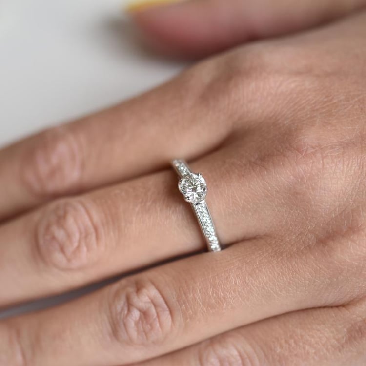 Zásnubný diamantový prsteň so zdobenými bokmi 17965