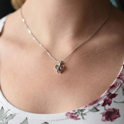 Strieborný prívesok v tvare srdca s čiernym a bielym diamantom Elyzza