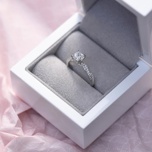 Prepletený zásnubný prsteň s princess diamantom Annas