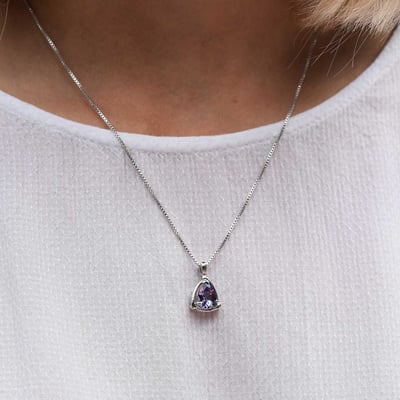 Strieborný náhrdelník s alexandritom