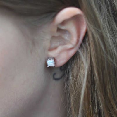 Strieborné náušnice s bielymi opálmi 