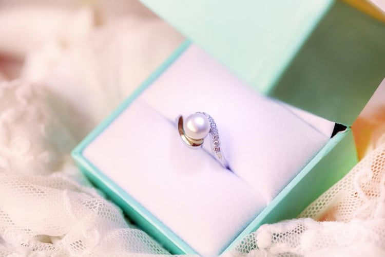 Strieborný prsteň s perlou 4216