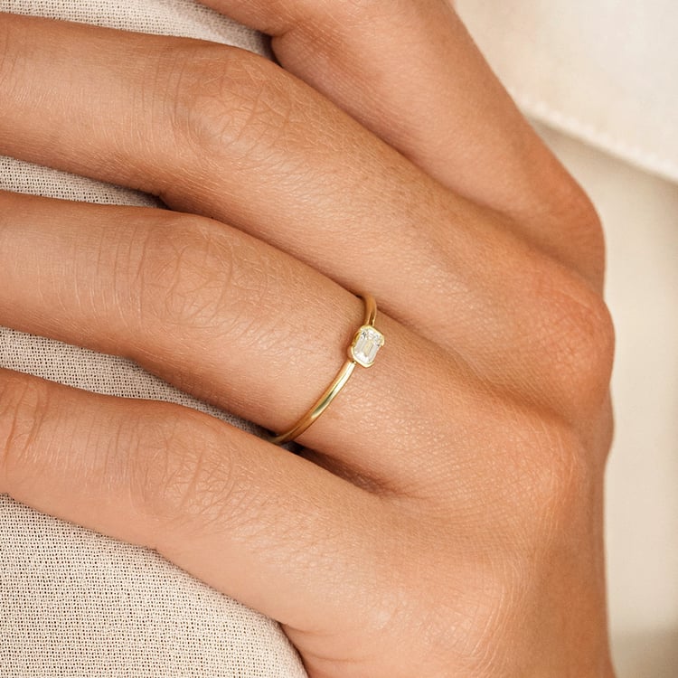 Minimalistischer Ring aus Silber mit einem Lab Grown Diamanten in Emerald-Form Henrik 162926