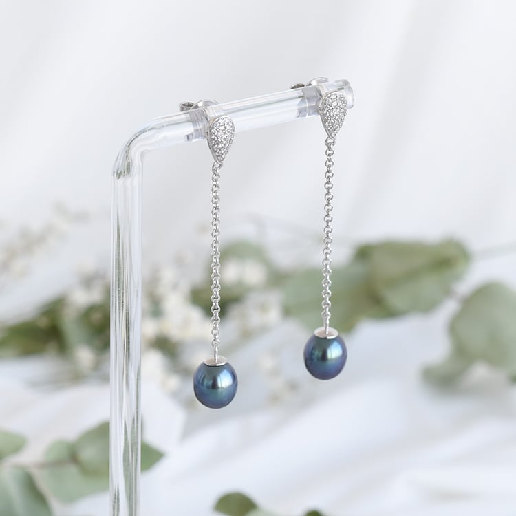 Visiace náušnice zo striebra s perlami 87938