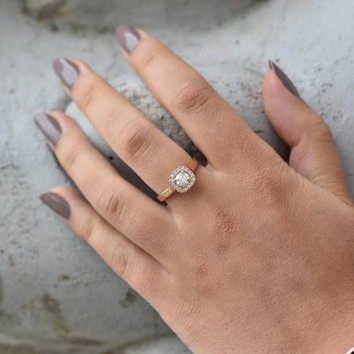 Zásnubný prsteň v halo štýle s moissanitom a lab-grown diamantmi Liare
