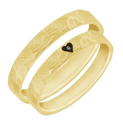 Zlaté tepané svadobné obrúčky so škrabaným povrchom s enamelovým srdcom a diamantom Flopa