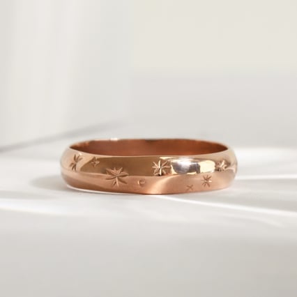 Svadobné obrúčky s ručnou rytinou hviezd a diamantmi Devin