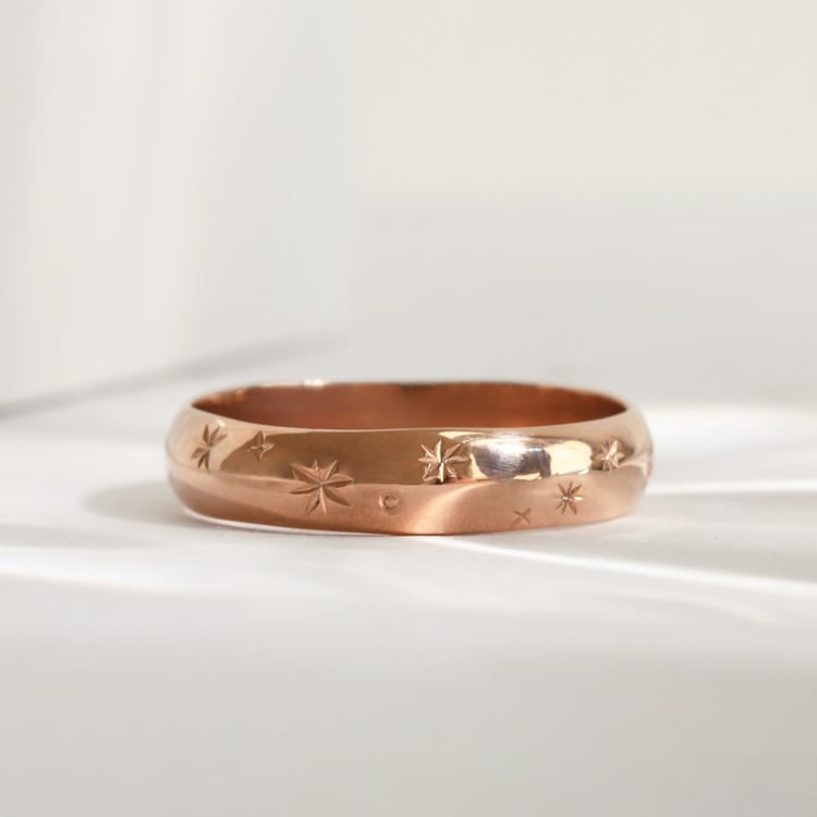 Svadobné obrúčky s ručnou rytinou hviezd a diamantmi Devin 118174