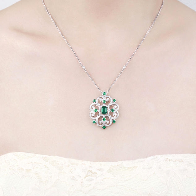 Smaragdy a diamanty v náhrdelníku 8539