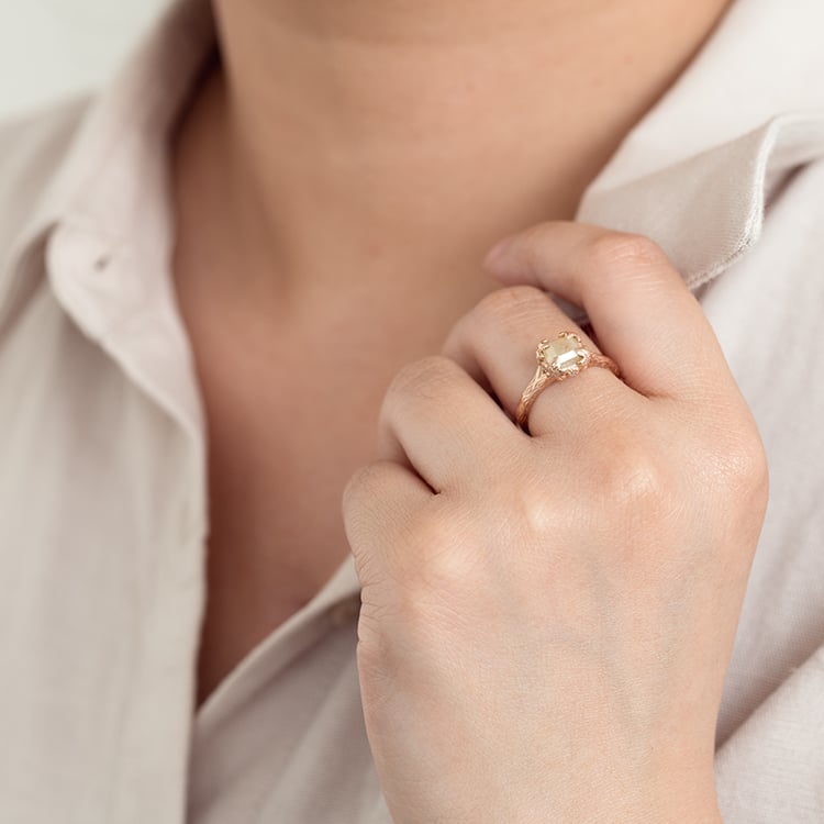 Zlatý prsteň so salt and pepper diamantom a ručne rytými kvetinami Floral 124606