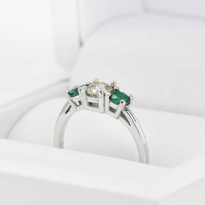 Zlatý prsteň s trojicou drahokamov