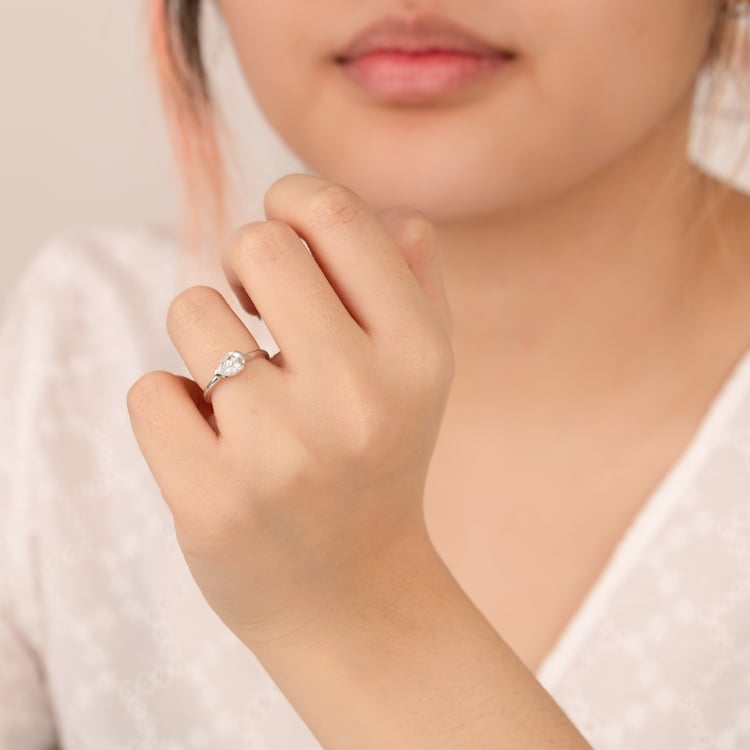 Zlatý prsteň s half-bezel lab-grown pear diamantom Timarete 164522