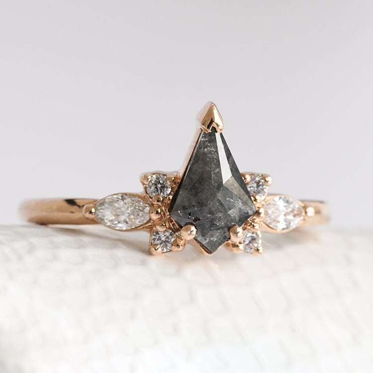 Prsteň s kite salt and pepper diamantom Murali 117561