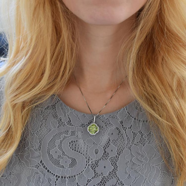 Strieborný náhrdelník plný olivínov 27610