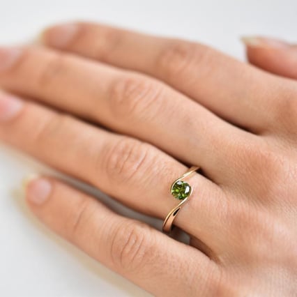 Zásnubný prsteň so zeleným diamantom Yadu