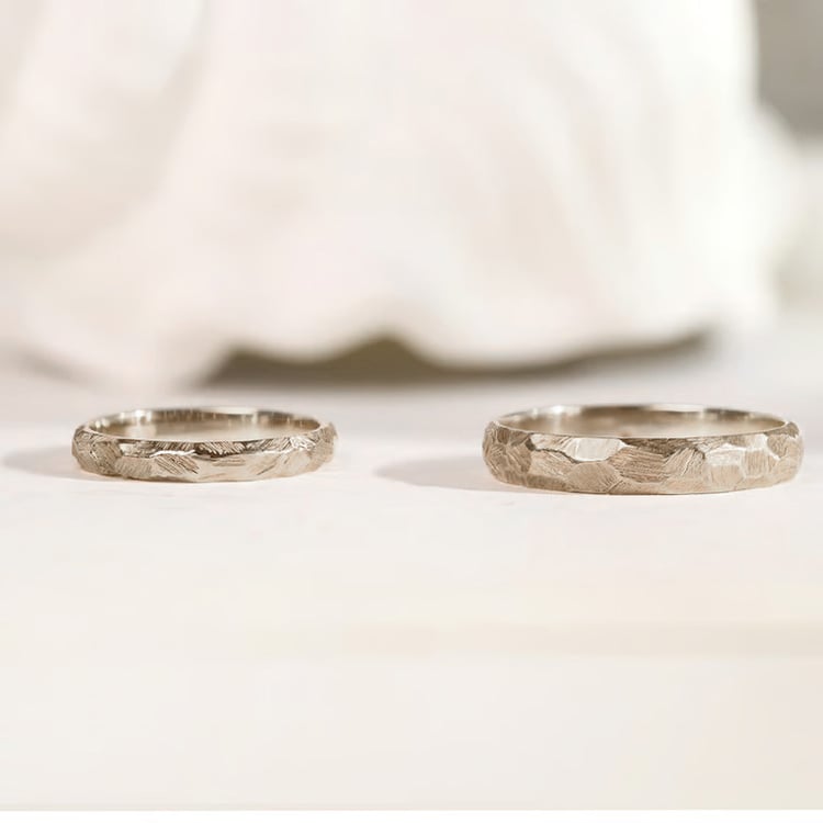 Tepané svadobné obrúčky so škrabaným povrchom z orieškového zlata Vedette 164827