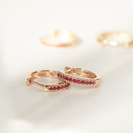 Kruhové náušnice s rubínmi Carolin
