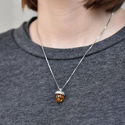 Strieborný jantárový prívesok v tvare žaluďa Drela