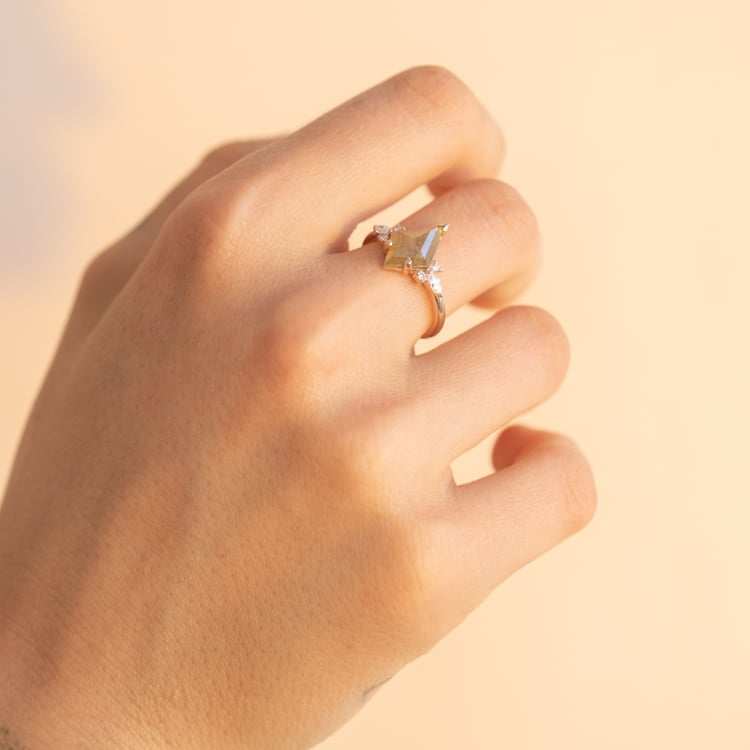 Neobyčajný prsteň so salt and pepper diamantom Murali 101198