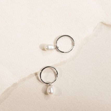 Zlaté visiace náušnice s bielymi perlami Cathy