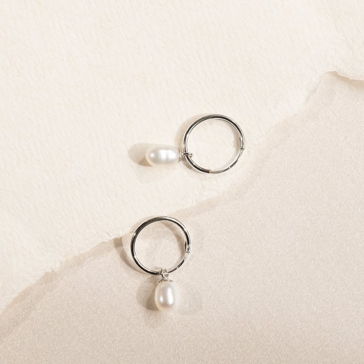 Zlaté visiace náušnice s bielymi perlami Cathy 138338