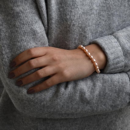 Strieborný náramok s broskyňovými perlami Mette